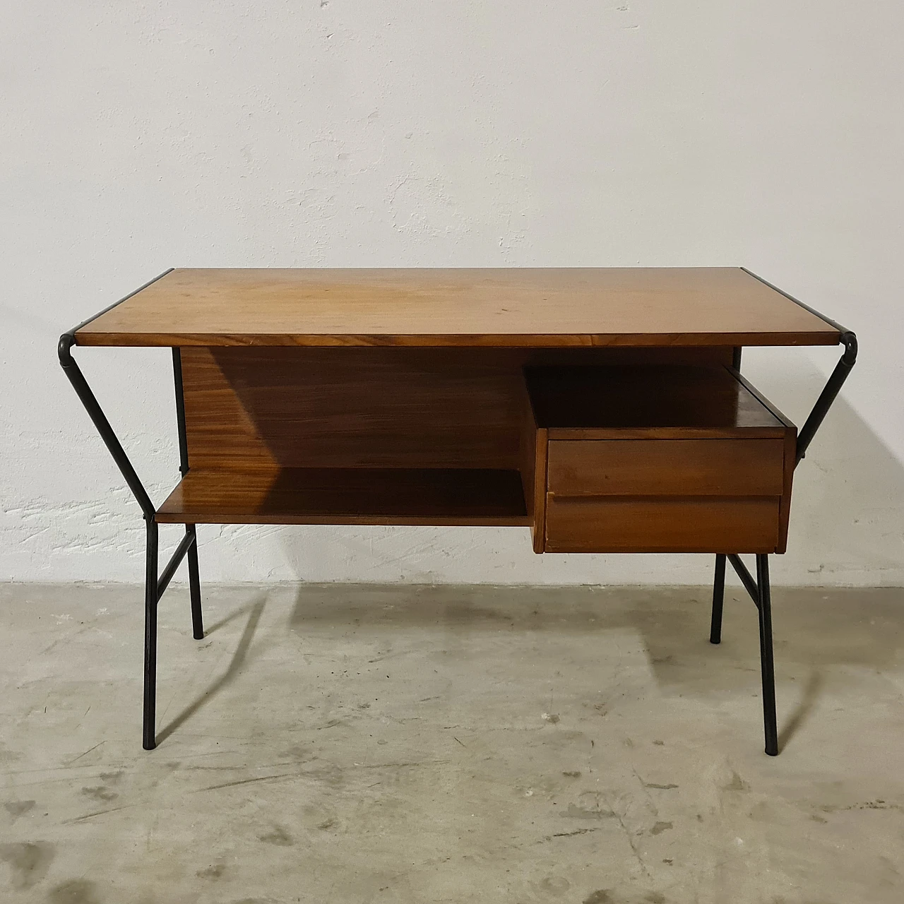 Scrivania in teak e metallo attribuita ad Anonima Castelli, anni '60 1