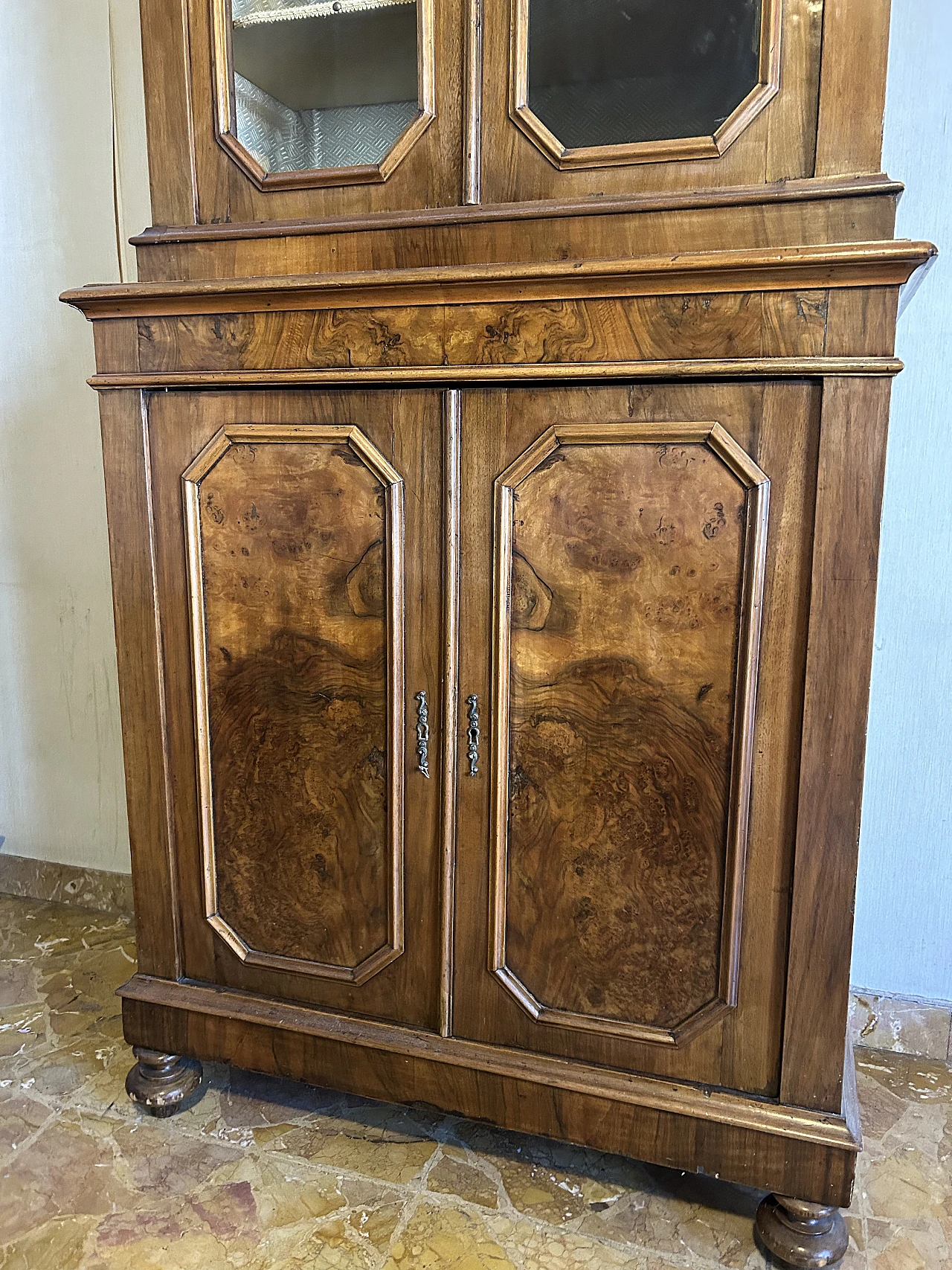 Credenza bipartita in noce con vetrina in stile Carlo X, '800 2