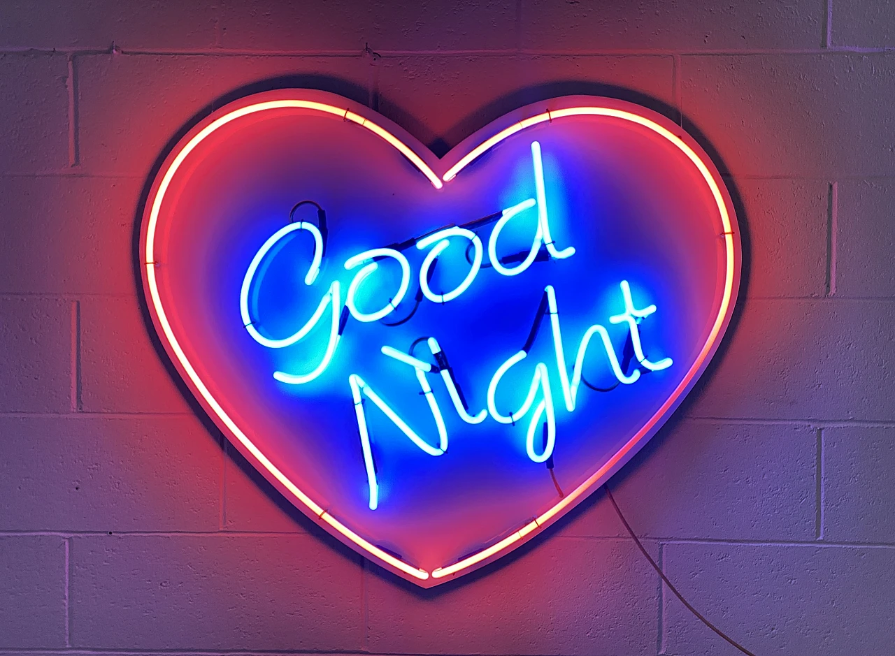 Insegna al neon Good Night blu e rosa a forma di cuore, anni '80 3