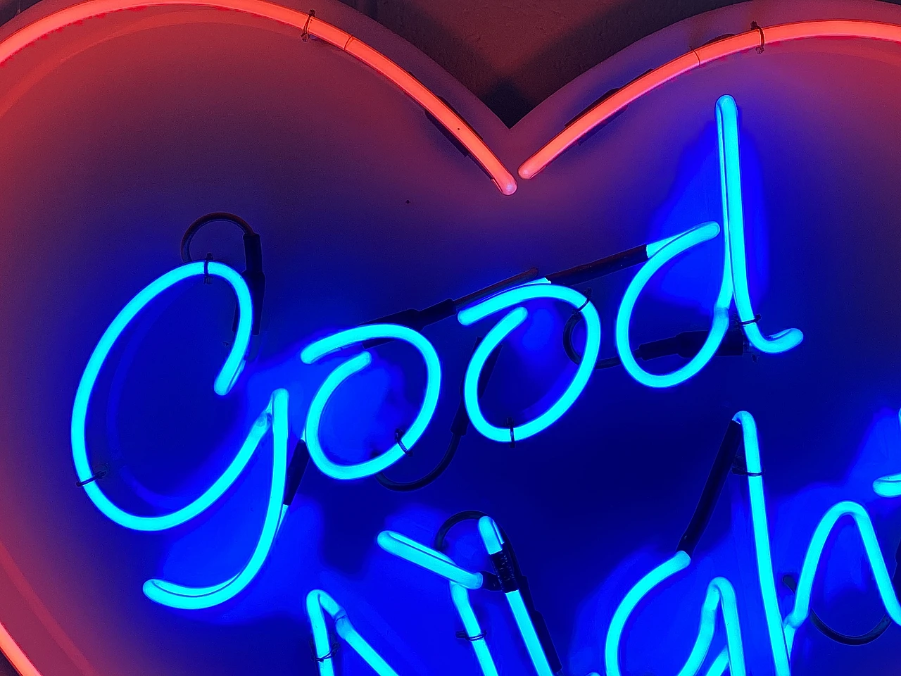 Insegna al neon Good Night blu e rosa a forma di cuore, anni '80 7