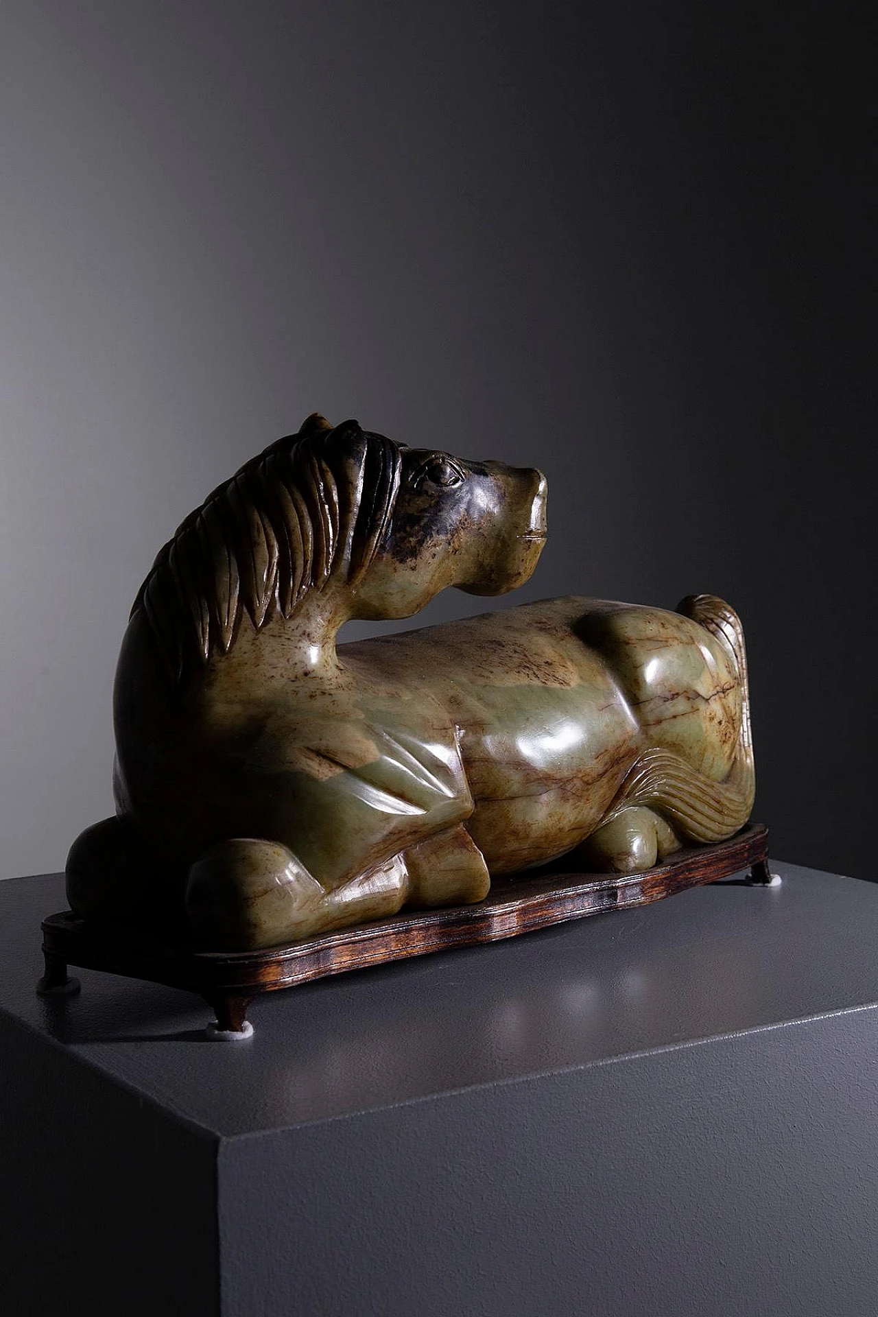 Green jade statuette of horse, early 20th century 2