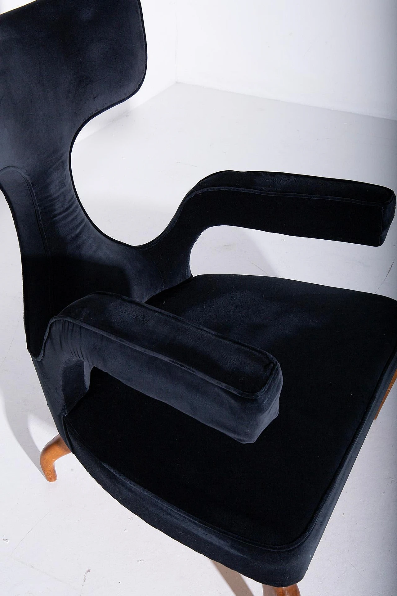 Pair of chairs in wood and black velvet by Zavanella, 1950s 2