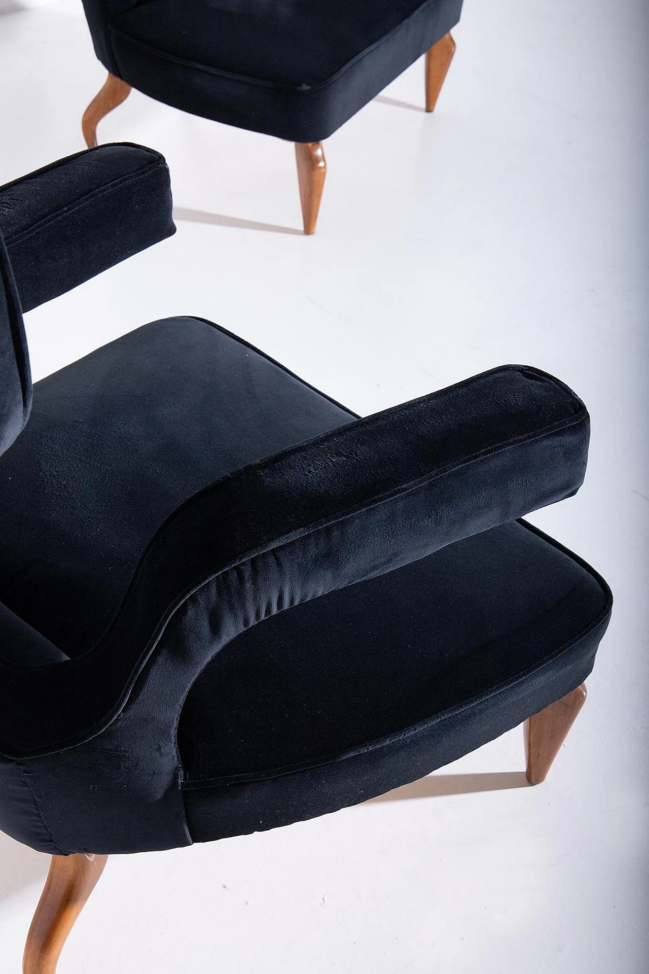 Pair of chairs in wood and black velvet by Zavanella, 1950s 7