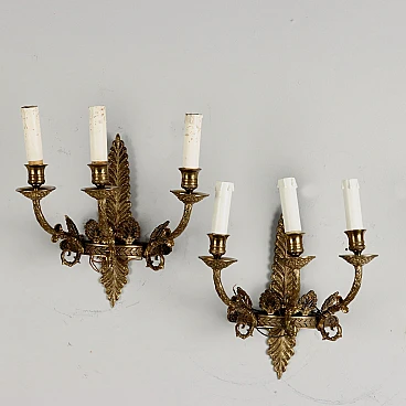Coppia di Appliques a tre luci in bronzo dorato con elementi floreali