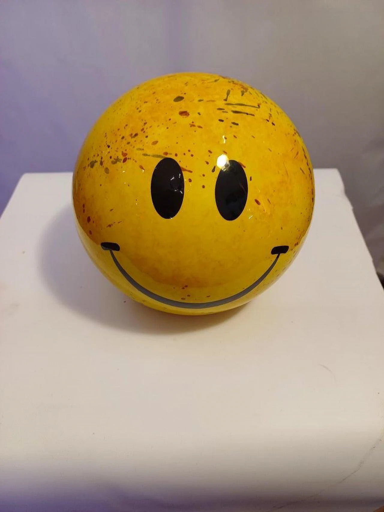 Scultura di smile in ceramica gialla, anni 2000 3