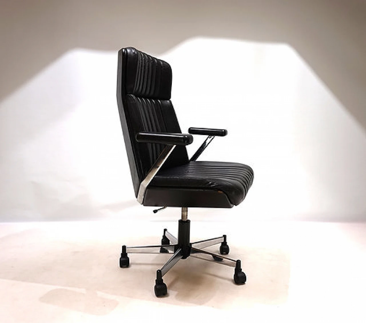 Black leather 7014 office armchair by Stoll Giroflex, 1970s 10