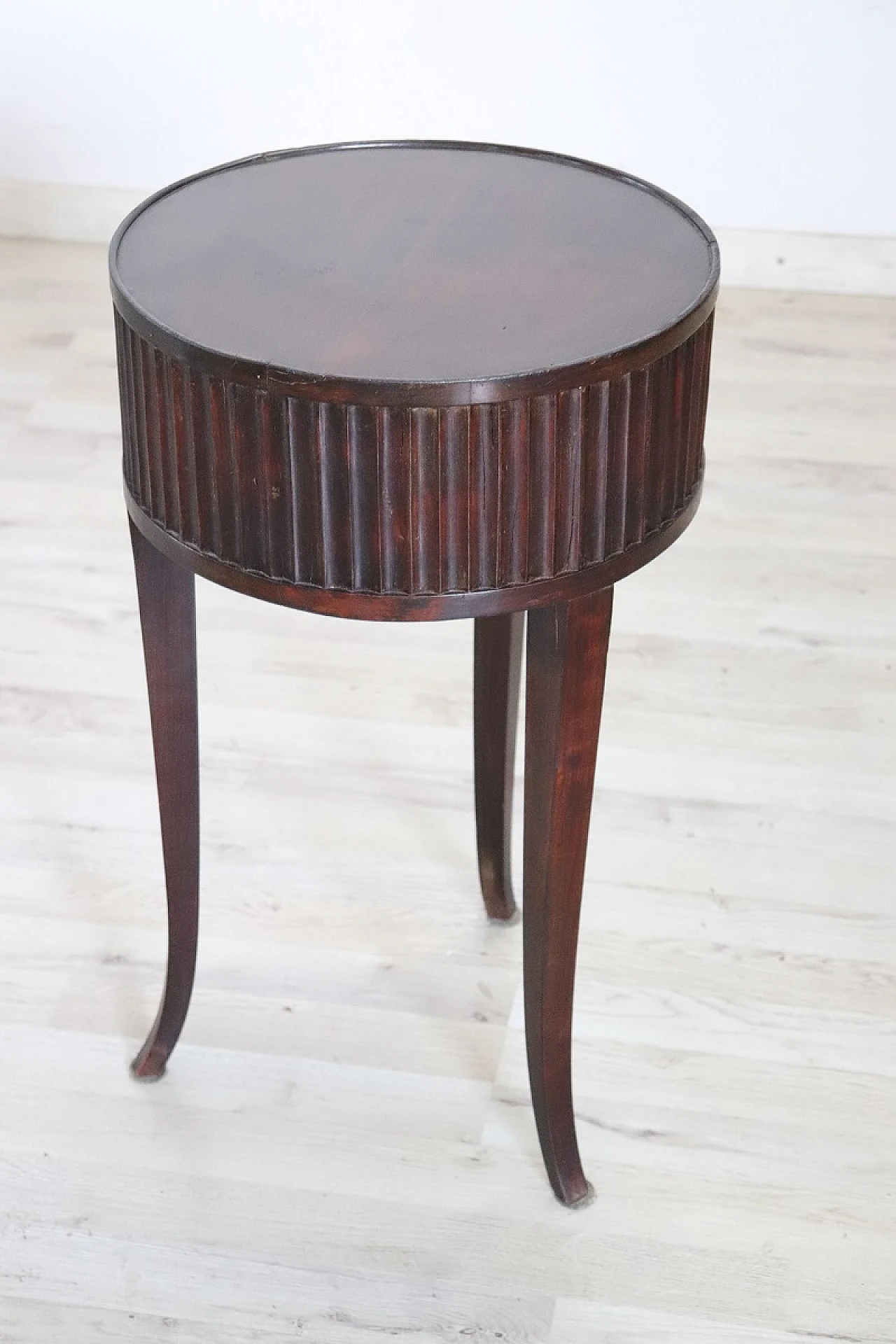 Round walnut coffee table, late 19th century 4