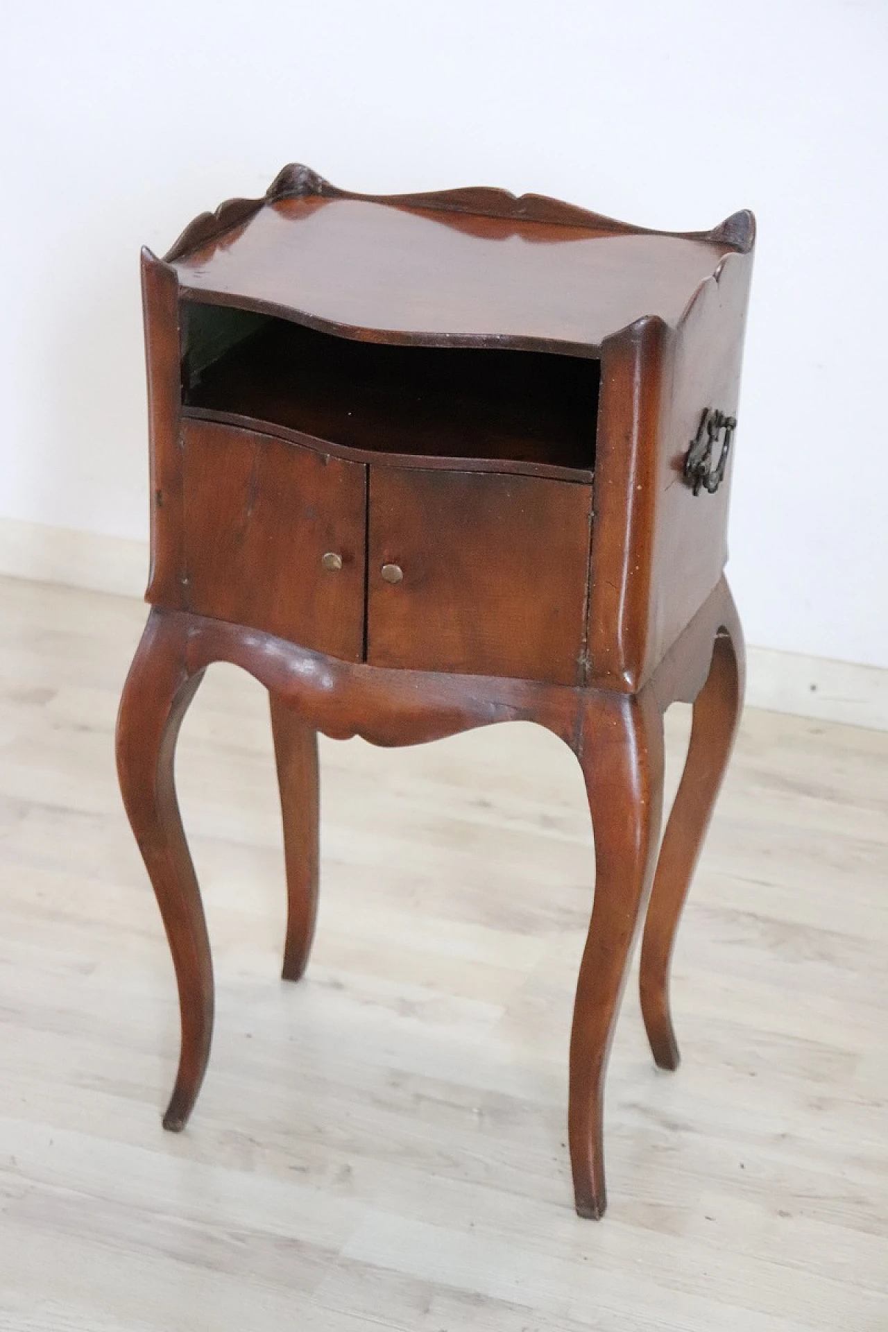 Louis XV style walnut bedside table, late 19th century 3