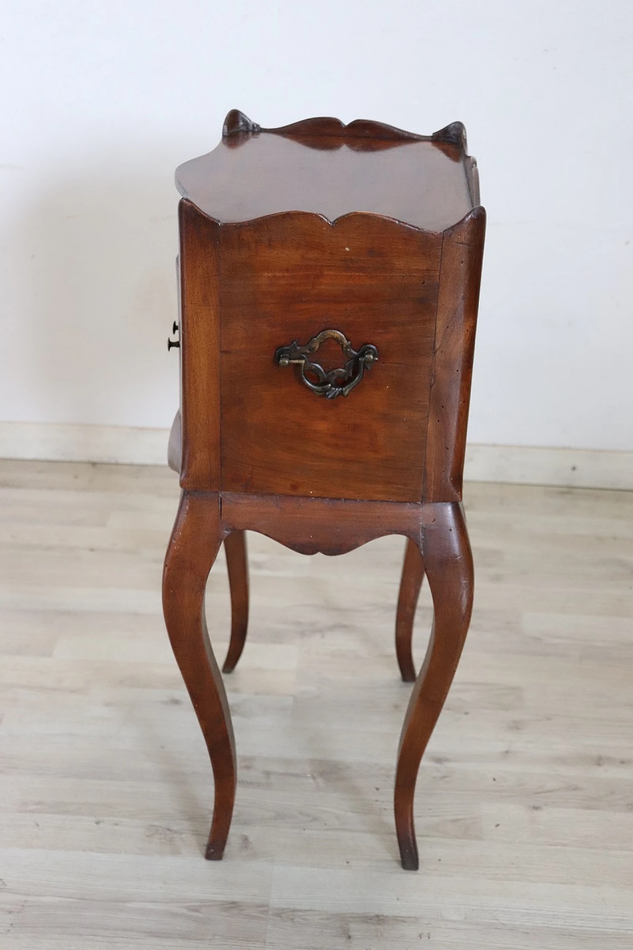 Louis XV style walnut bedside table, late 19th century 7