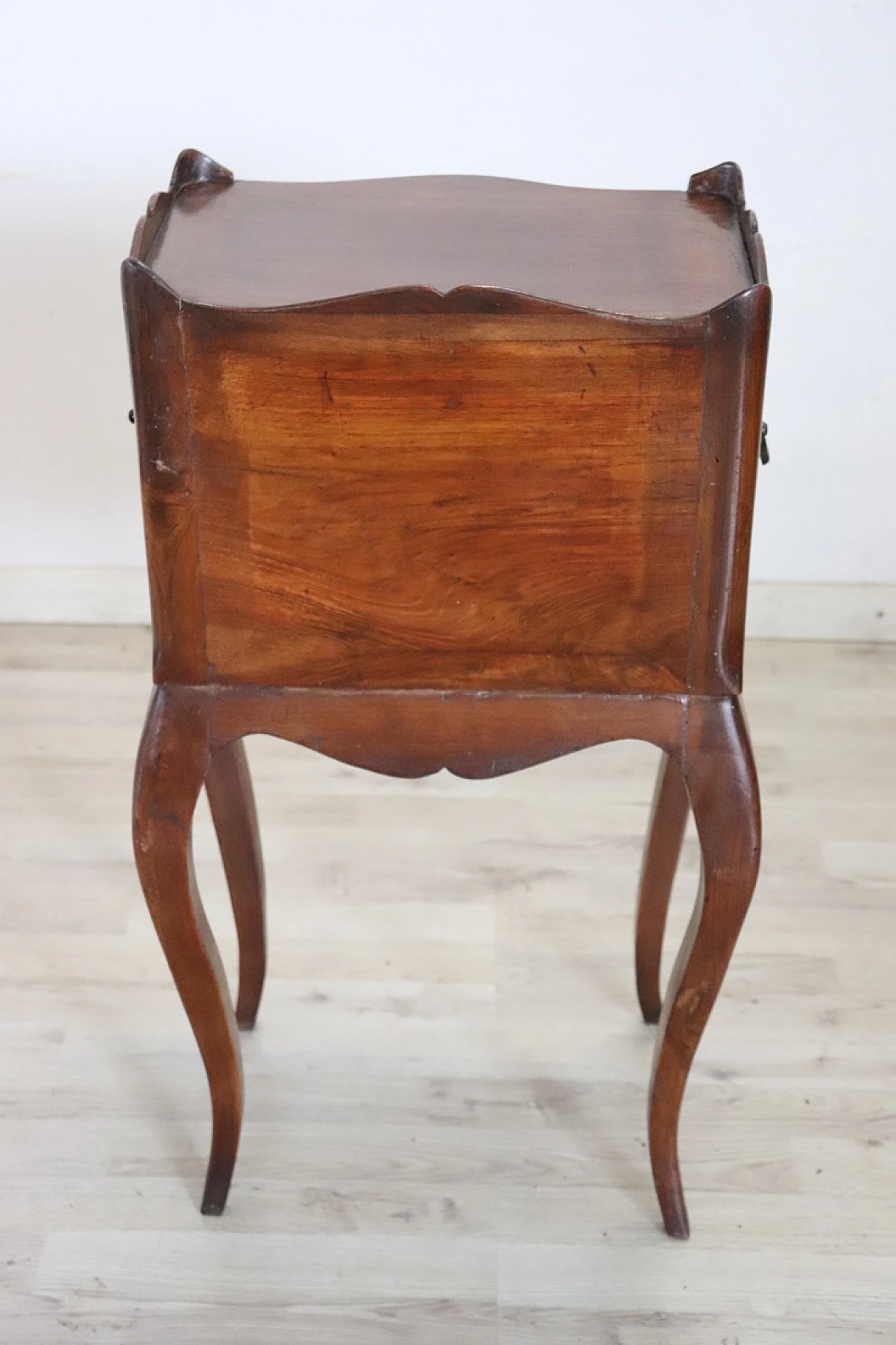 Louis XV style walnut bedside table, late 19th century 8