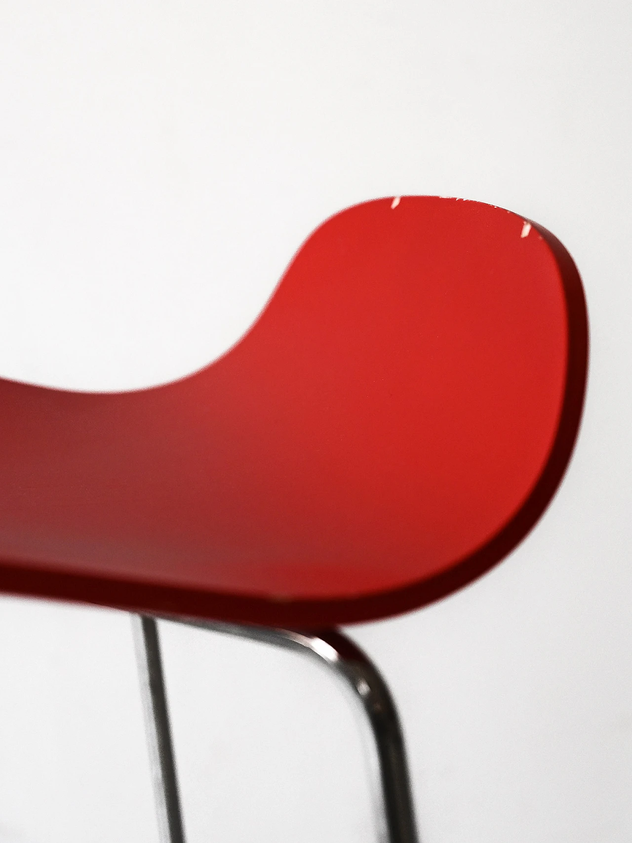 Sgabello scandinavo in metallo cromato e smaltato rosso, anni '60 9