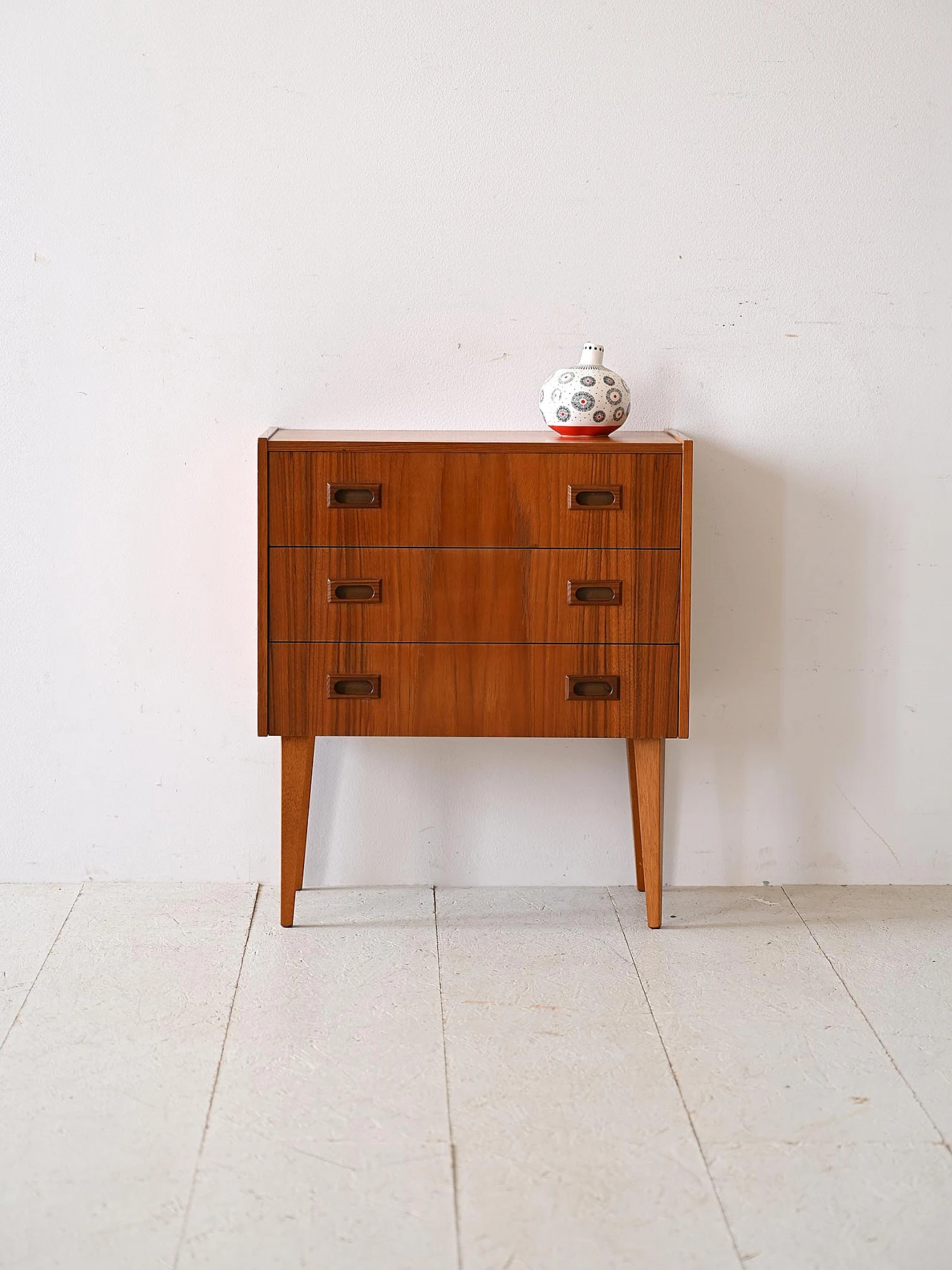 Comodino scandinavo in teak con tre cassetti, anni '60 1