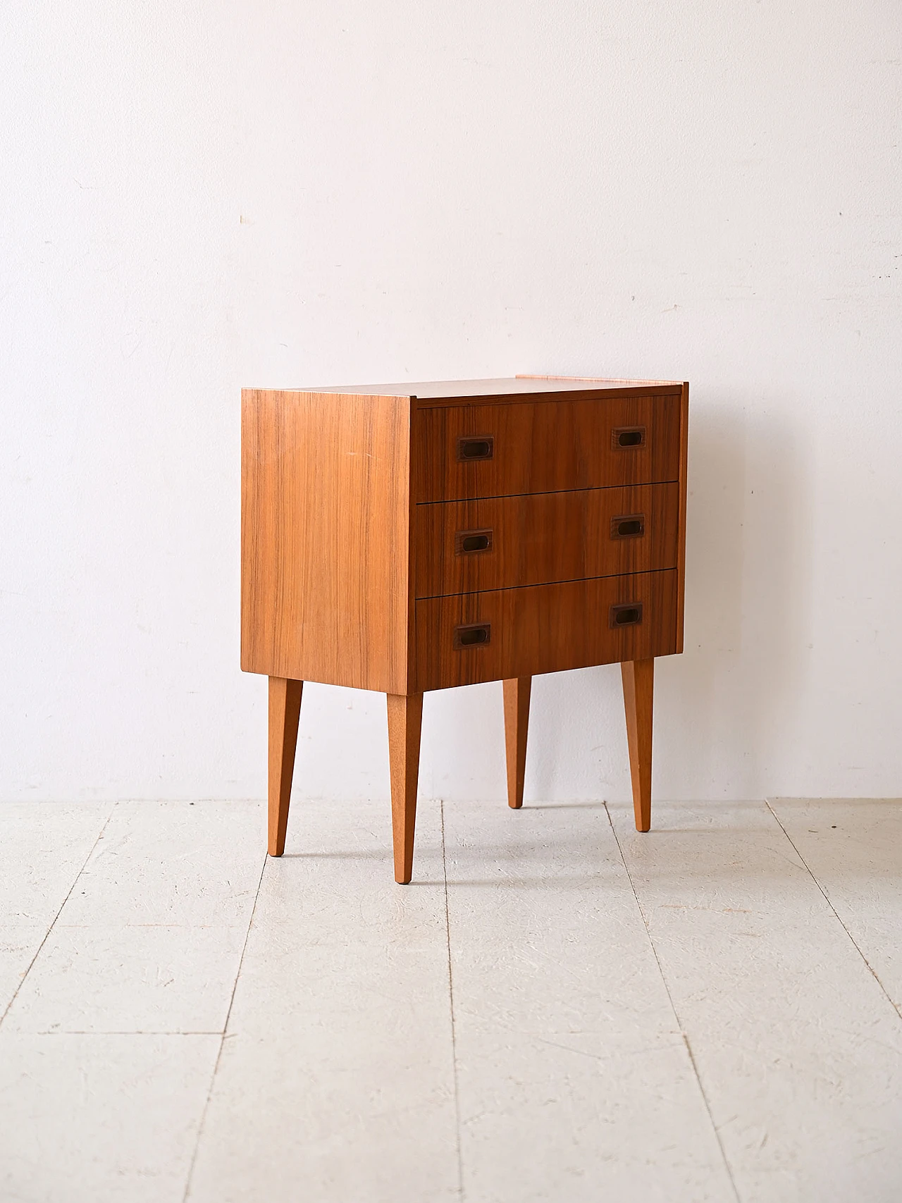 Comodino scandinavo in teak con tre cassetti, anni '60 3