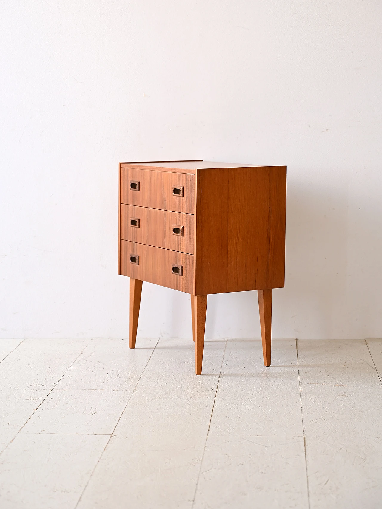 Comodino scandinavo in teak con tre cassetti, anni '60 4