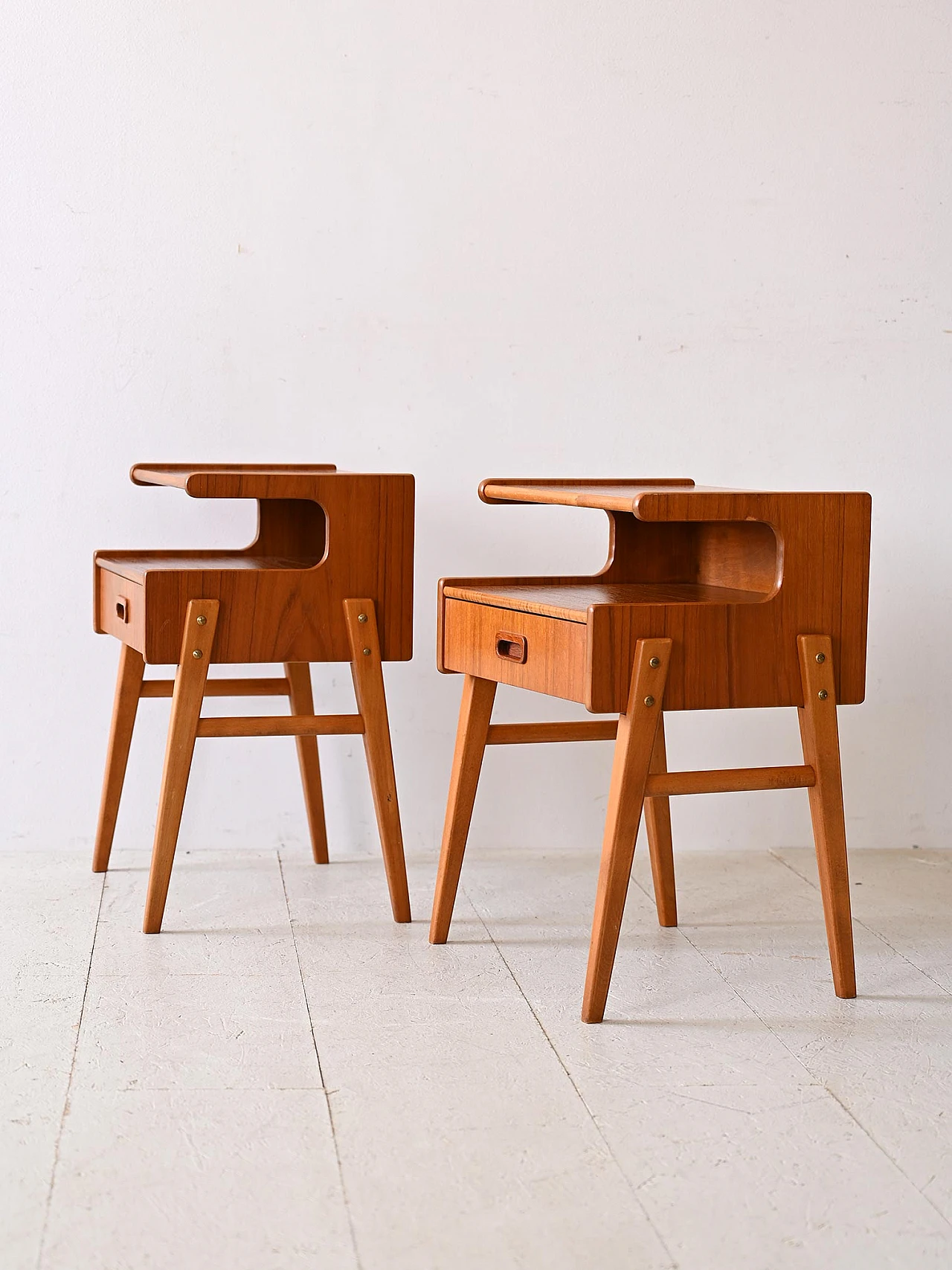 Coppia di comodini scandinavi in legno di teak, anni '60 2