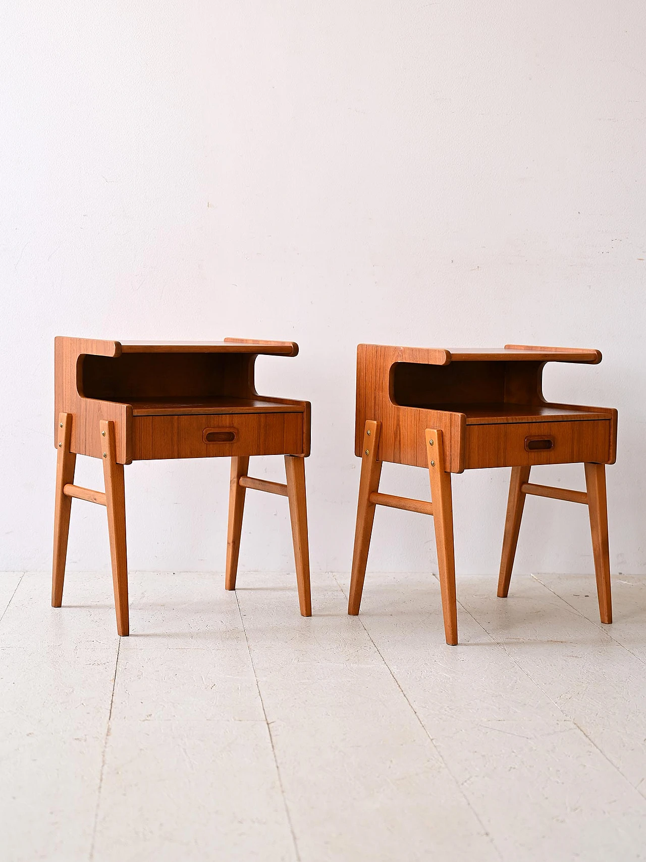 Coppia di comodini scandinavi in legno di teak, anni '60 3