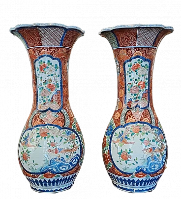 Coppia di vasi Imari in porcellana dipinta, '800