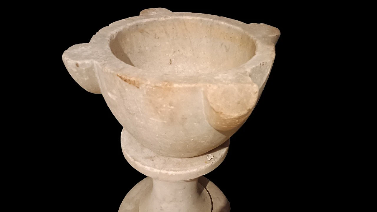 Marble mortar, late 17th century 3