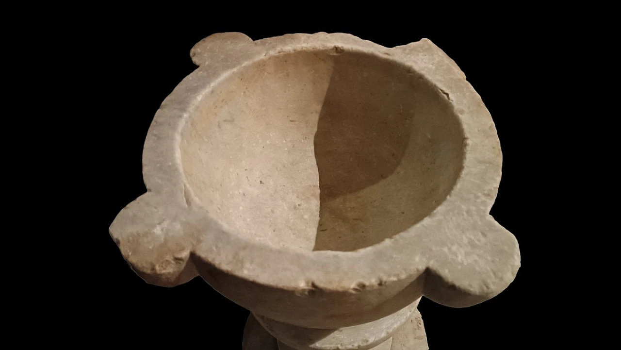 Marble mortar, late 17th century 4