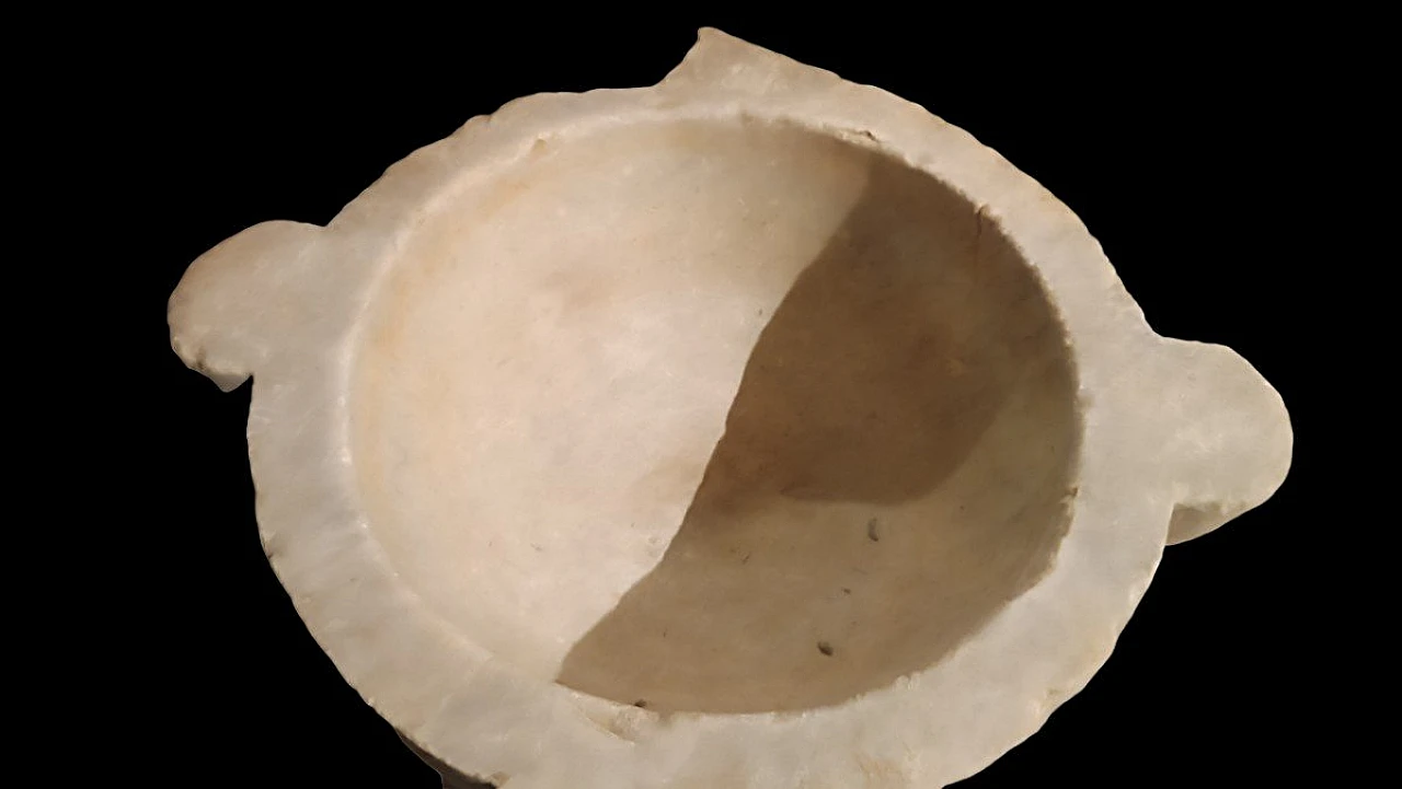 Marble mortar, late 17th century 5