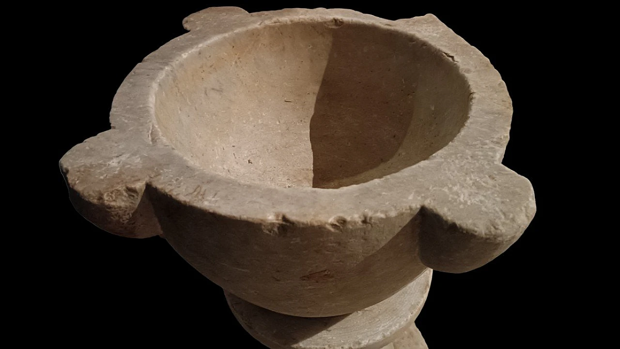 Marble mortar, late 17th century 8