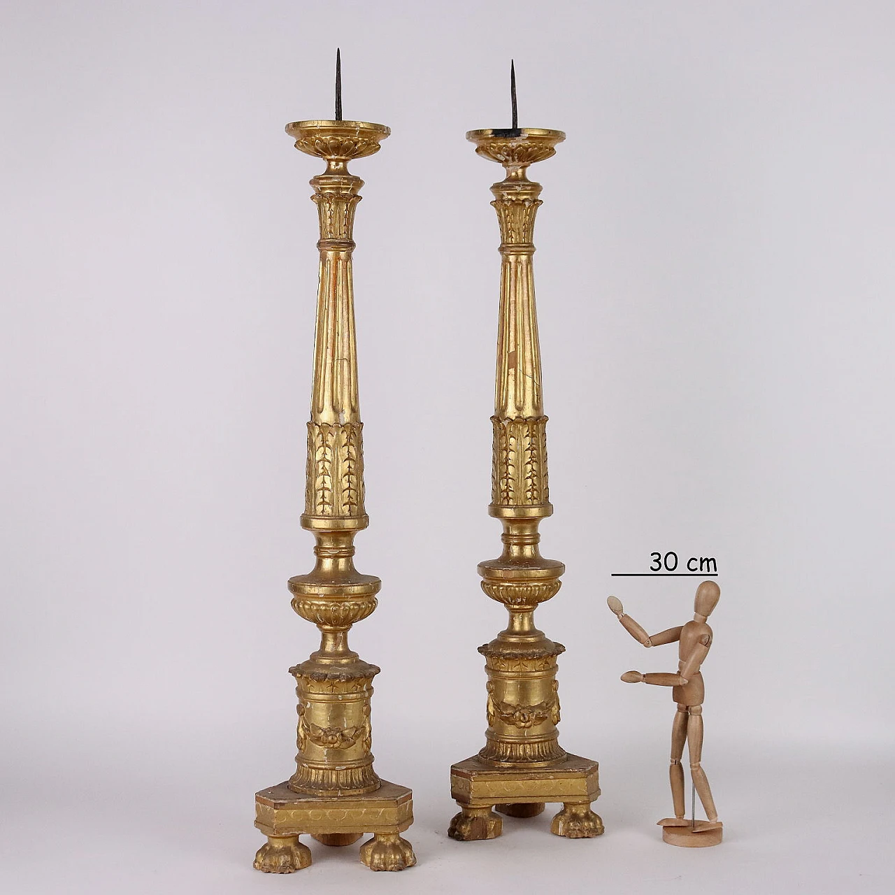 Pair of carved & gilded wooden torch holders with decors, 19th century 2