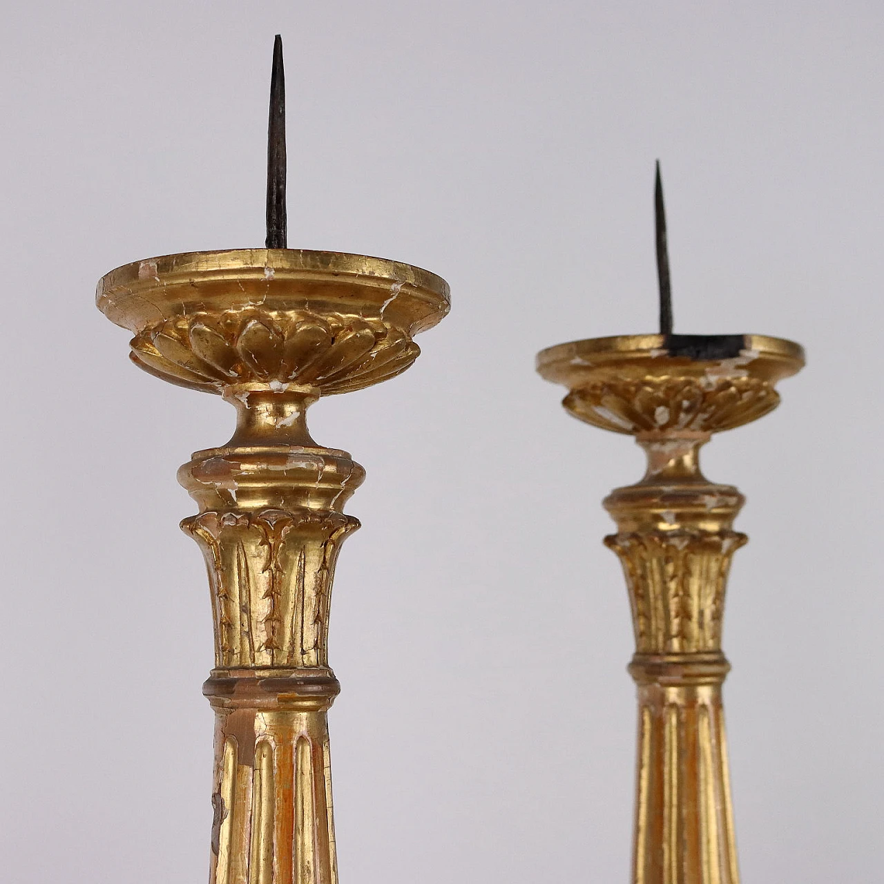 Pair of carved & gilded wooden torch holders with decors, 19th century 3