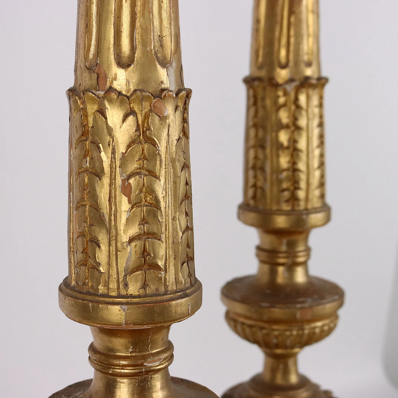 Pair of carved & gilded wooden torch holders with decors, 19th century 5