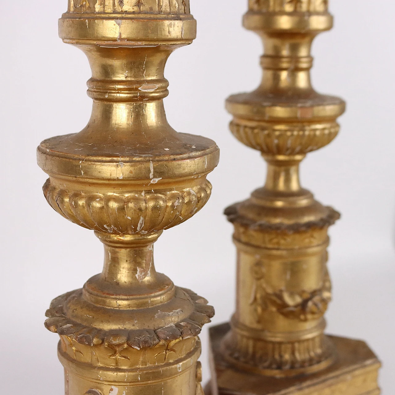 Pair of carved & gilded wooden torch holders with decors, 19th century 6