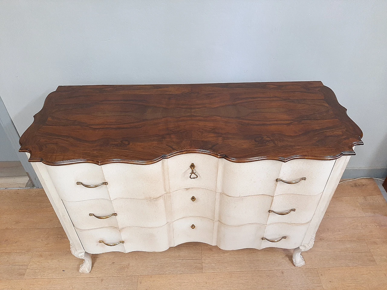 Louis XV style lacquered wood and flamed oak commode 10