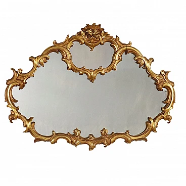 Specchio con cornice sagomata dorata e intagliata con motivi fogliacei