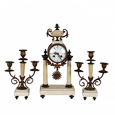 Trittico orologio in bronzo e marmo bianco e candelabri a tre fiamme