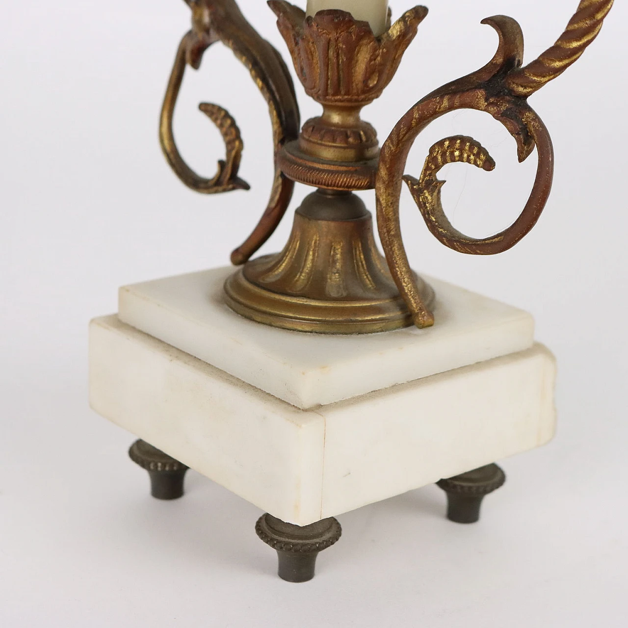 Bronze and white marble clock triptych and three-flame candelabra 10