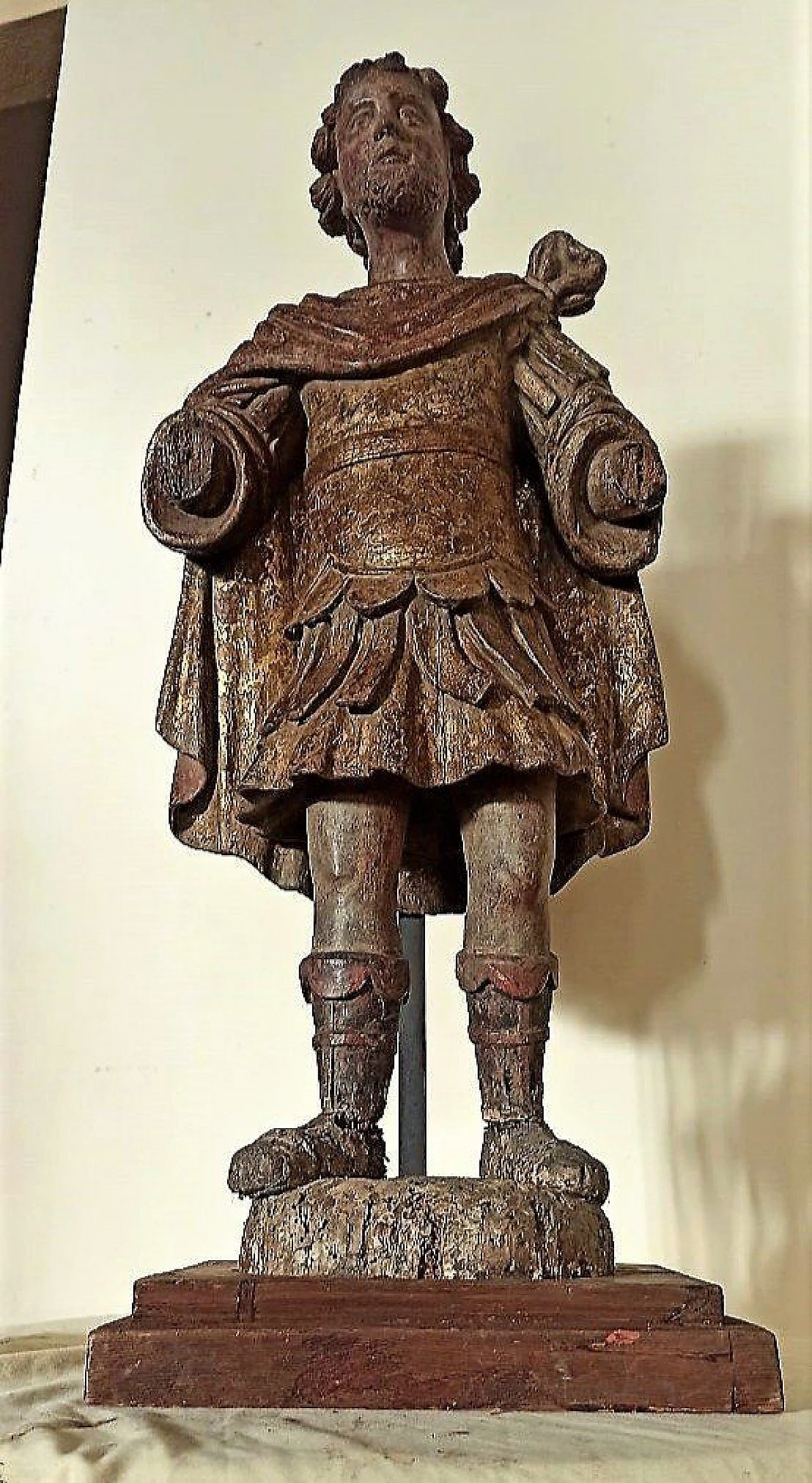 Wooden and gilded sculpture of a saint, 16th century 7