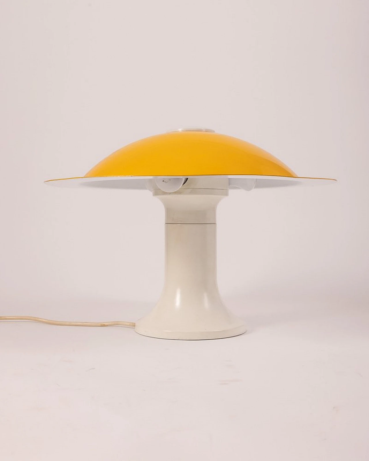 Lampada da tavolo in metallo bianca & gialla di Martinelli, anni '70 4