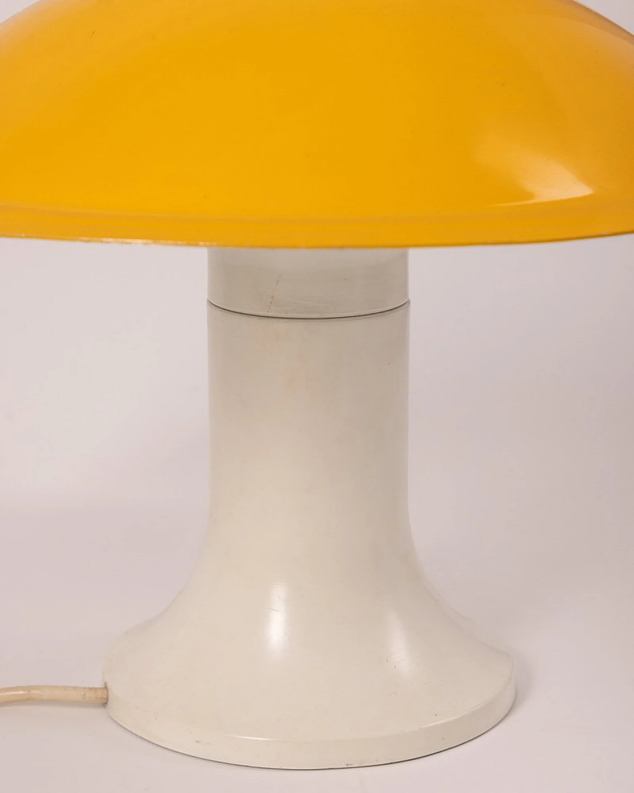 Lampada da tavolo in metallo bianca & gialla di Martinelli, anni '70 6