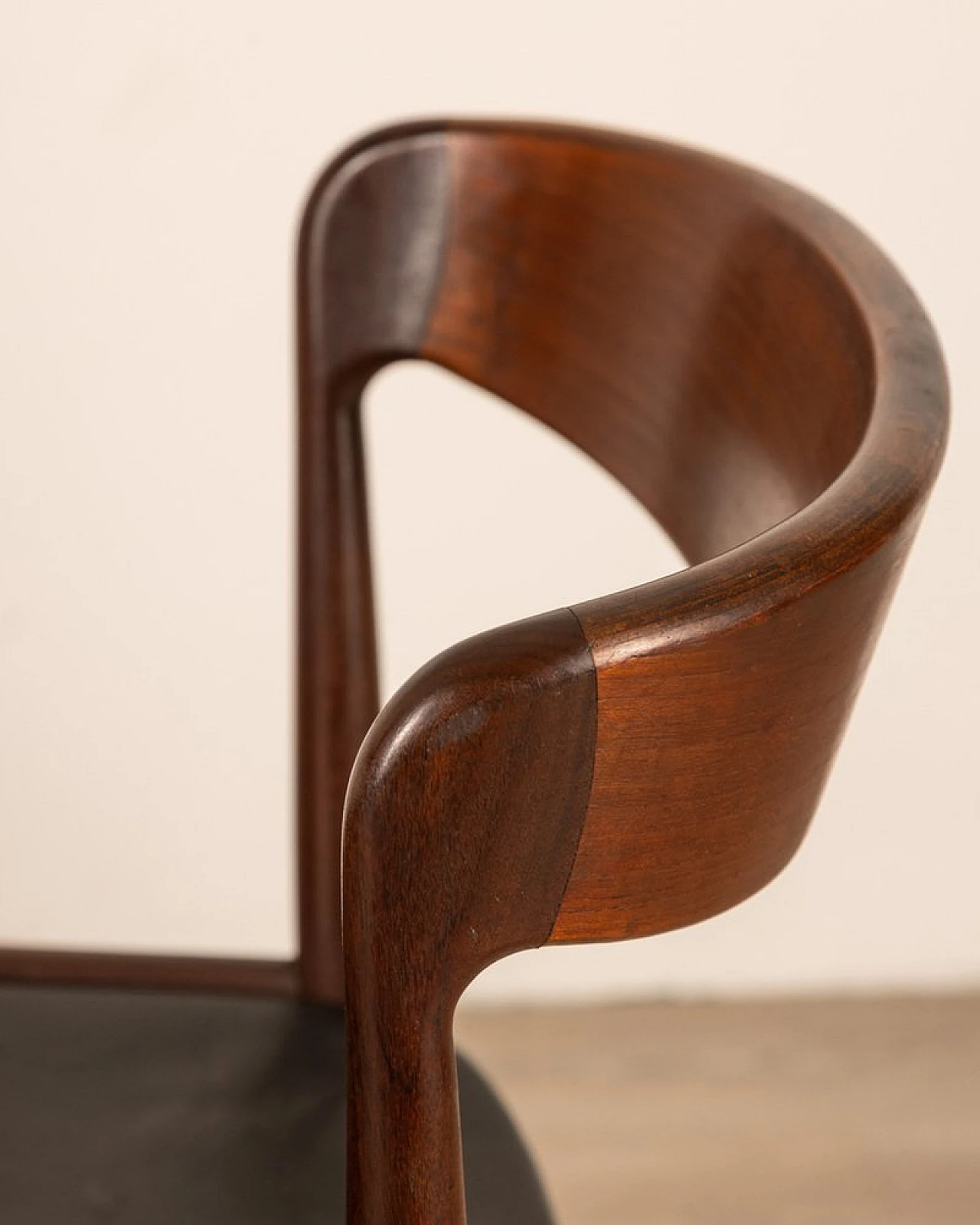 Coppia di Sedie in teak e pelle nera di Arne Hovmand Olsen, anni '50 6