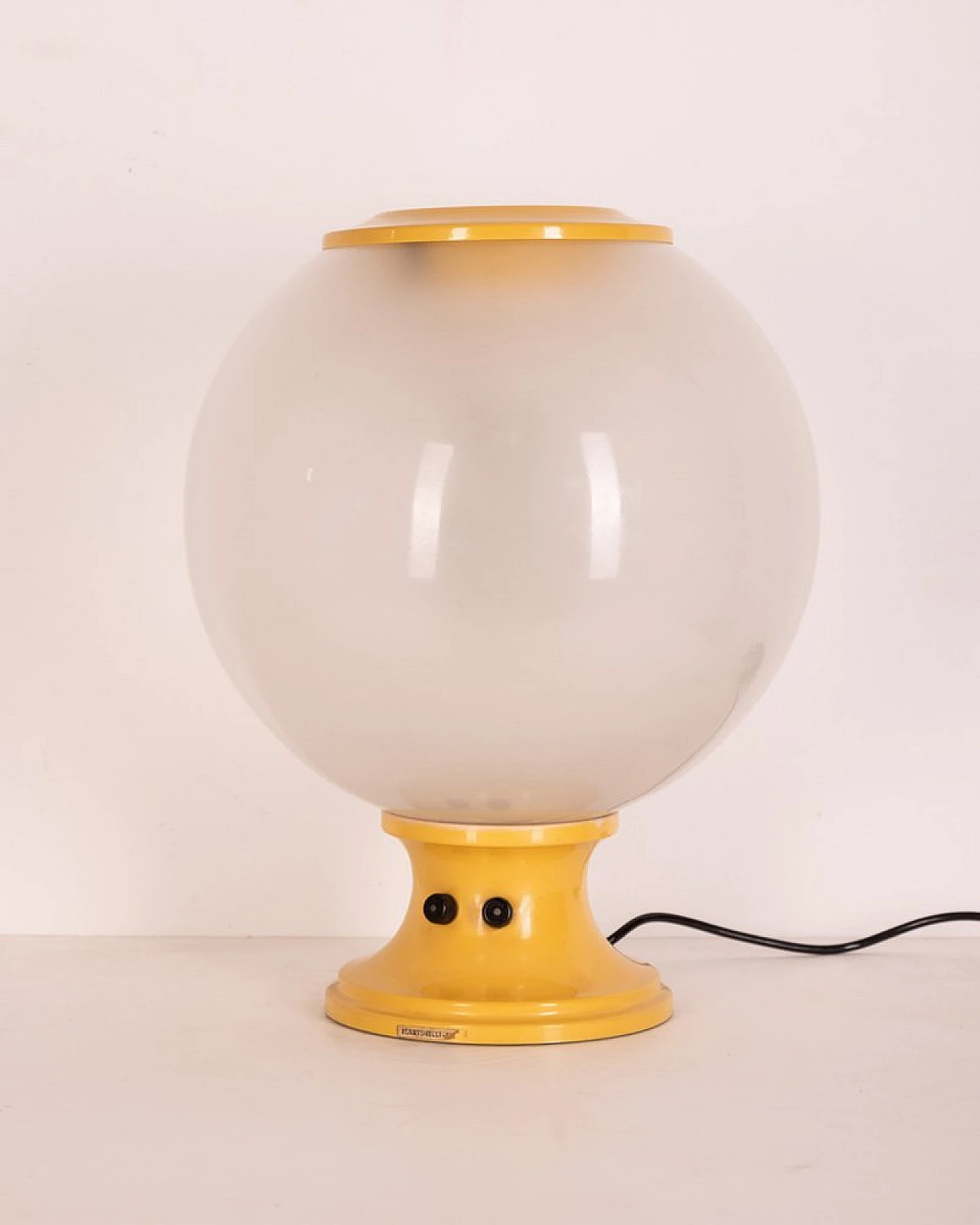 Lampada da tavolo in vetro e metallo giallo di Martinelli, anni '60 1