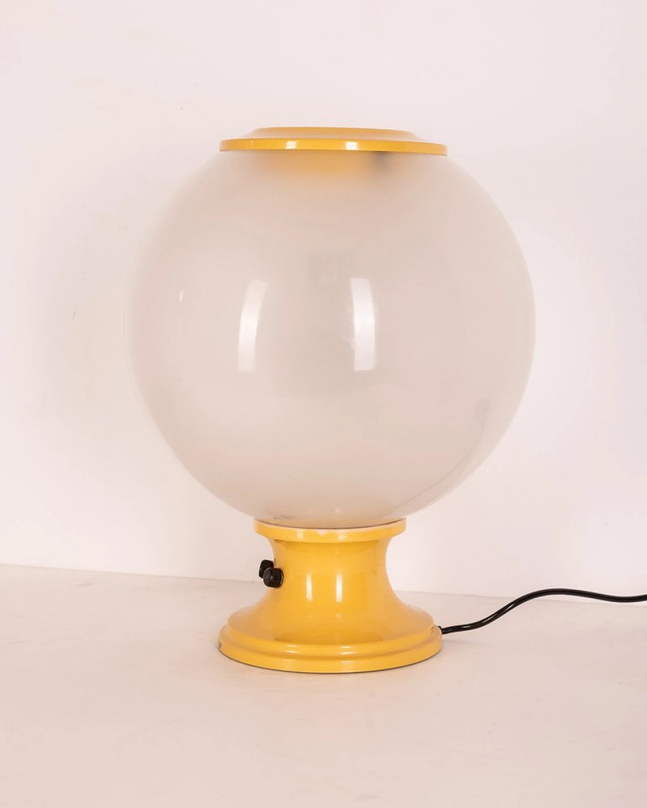 Lampada da tavolo in vetro e metallo giallo di Martinelli, anni '60 2