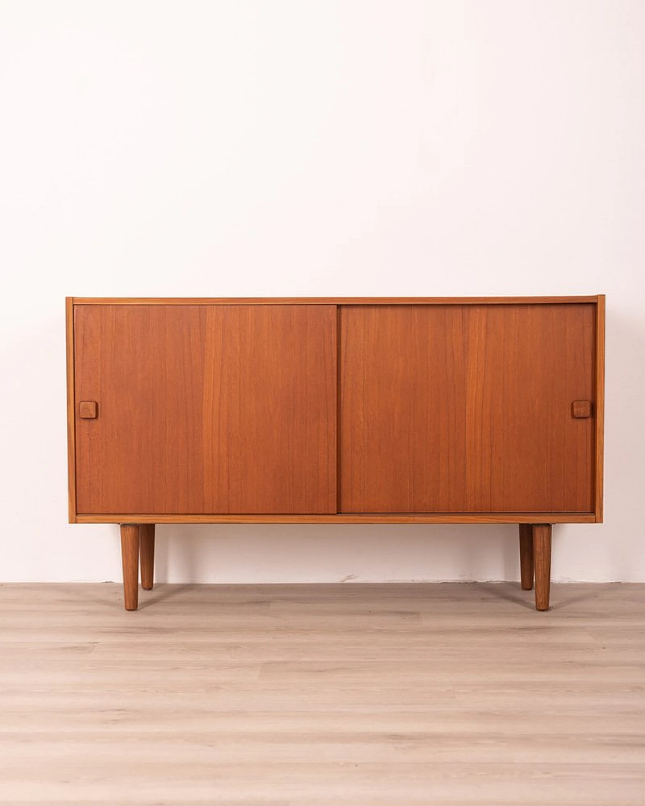 Credenza danese in teak con due ante scorrevoli, anni '60 1