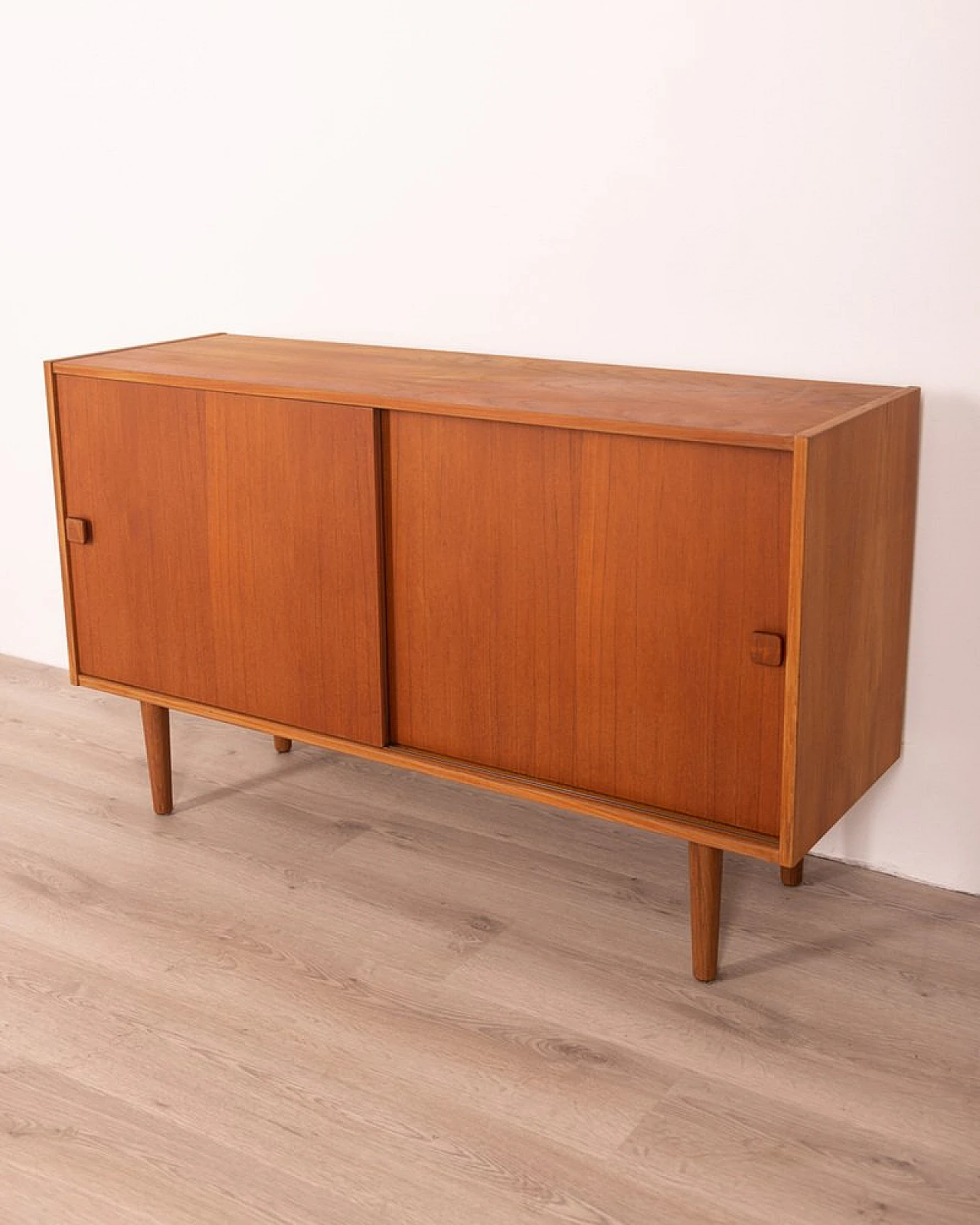 Credenza danese in teak con due ante scorrevoli, anni '60 2