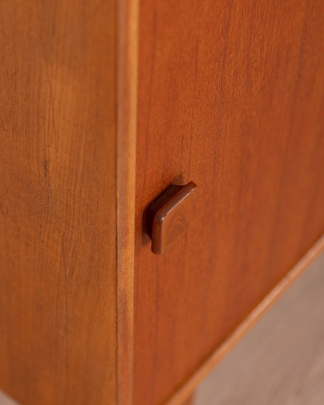 Credenza danese in teak con due ante scorrevoli, anni '60 4