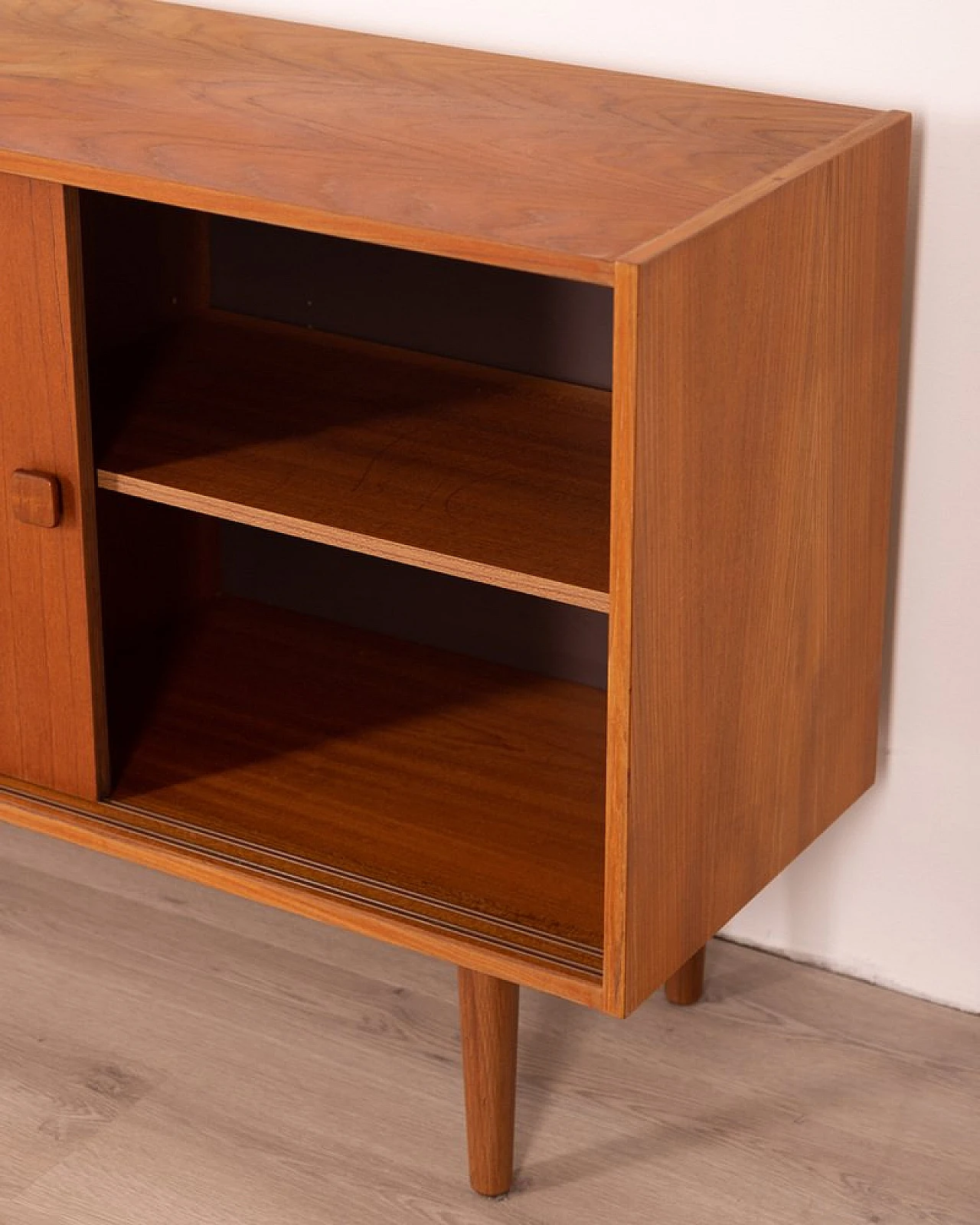 Credenza danese in teak con due ante scorrevoli, anni '60 6