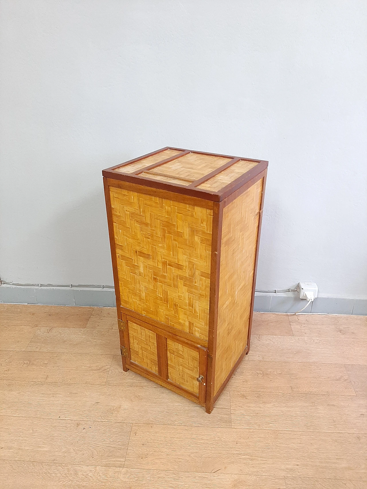 Vertical wicker trunk with double opening, 1970s 2