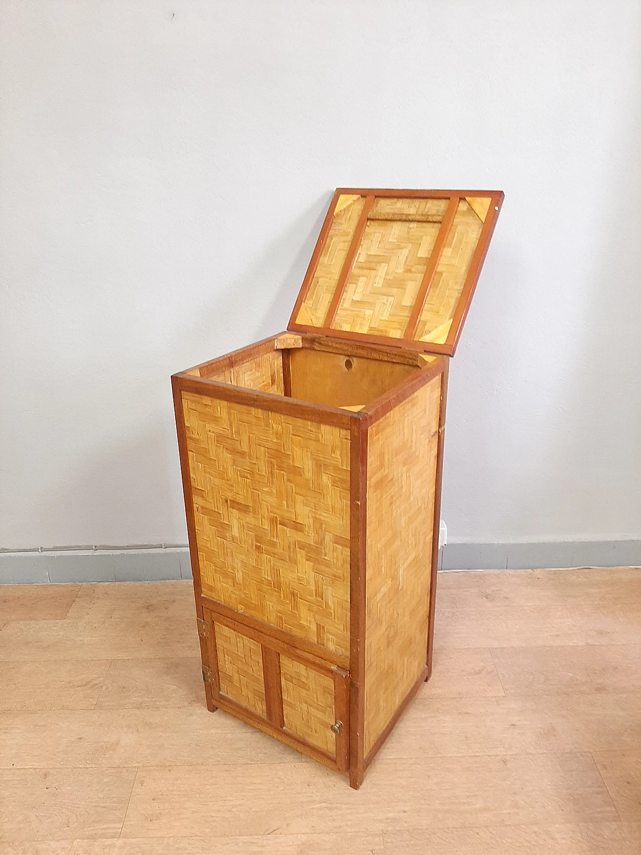 Vertical wicker trunk with double opening, 1970s 9