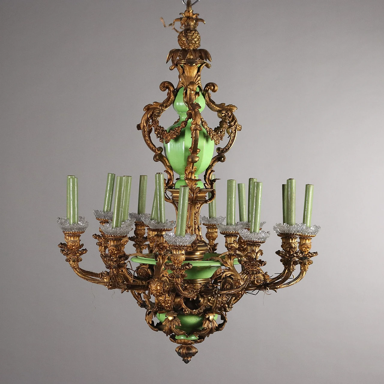 Lampadario a 18 luci in bronzo, ceramica verde e cristallo, '800 1