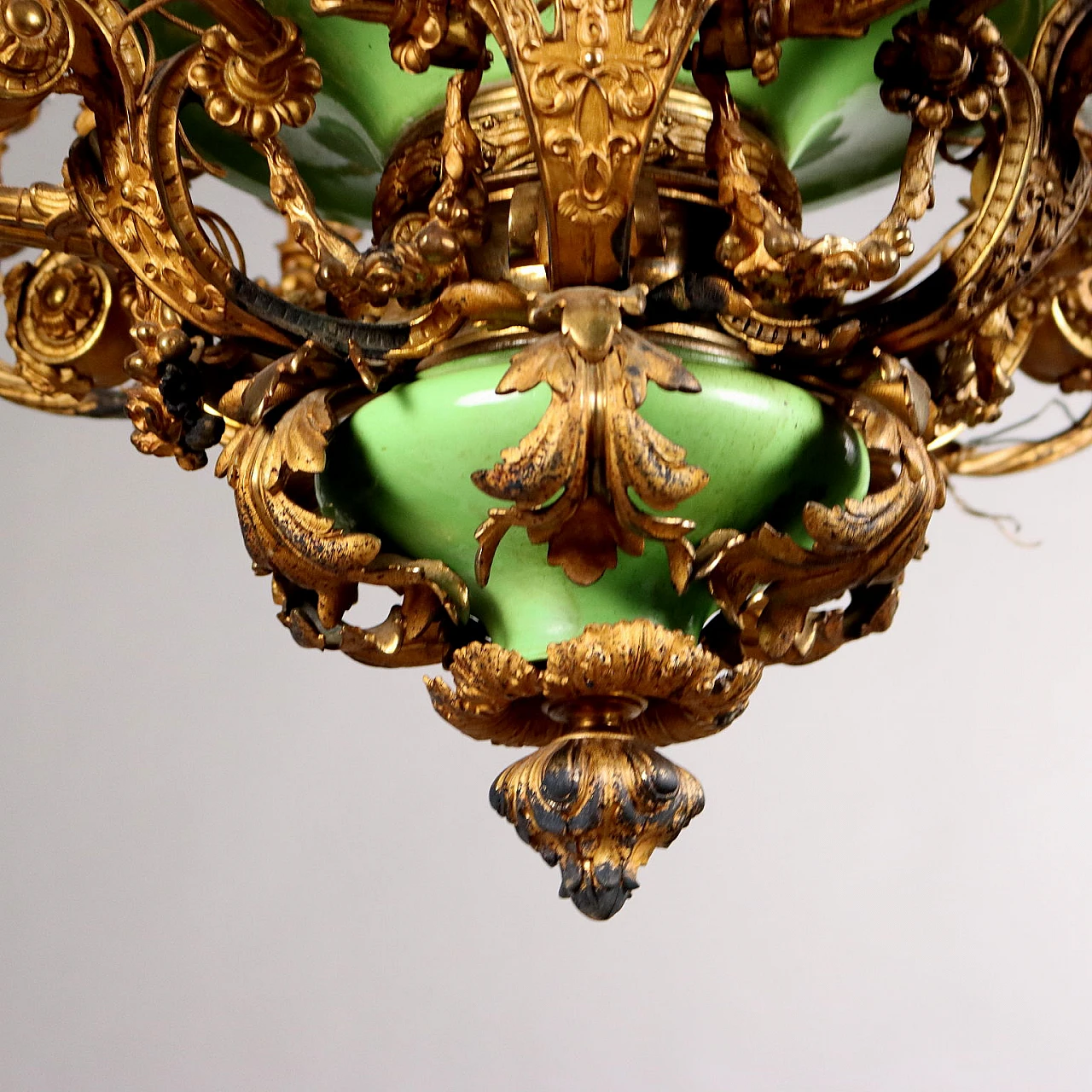 Lampadario a 18 luci in bronzo, ceramica verde e cristallo, '800 9