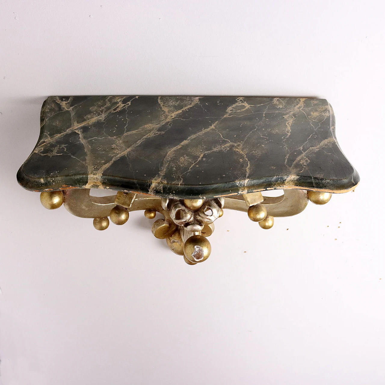 Pair of carved and gilded wooden shelves with marbled top 3