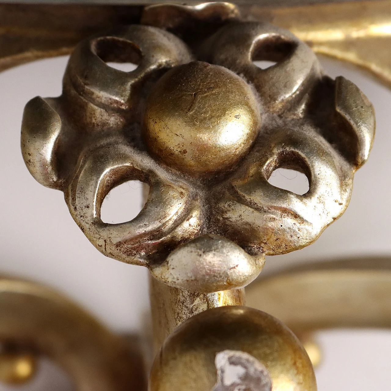 Pair of carved and gilded wooden shelves with marbled top 4