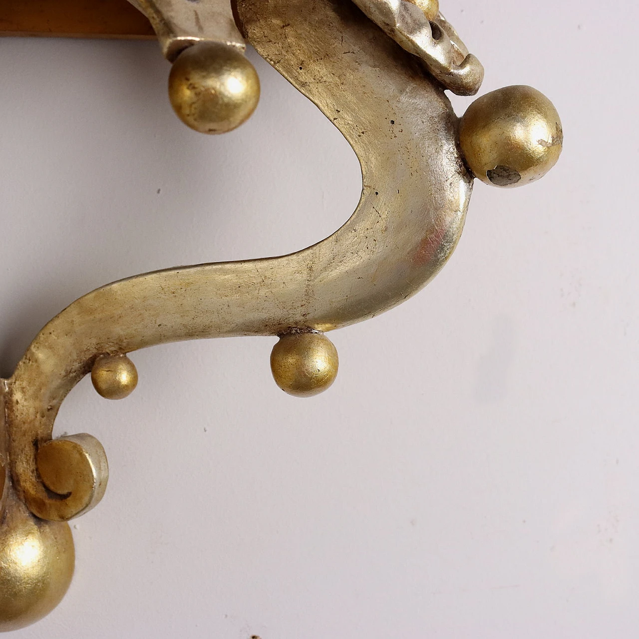 Pair of carved and gilded wooden shelves with marbled top 8